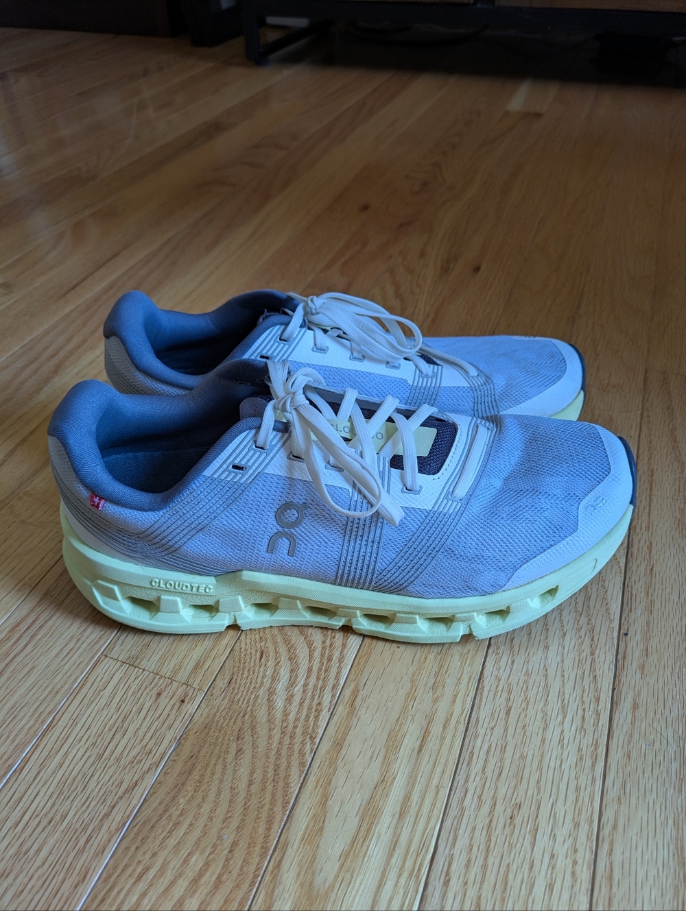 Women's On Cloudgo road-running shoes. Frost/Hay. Size 10.